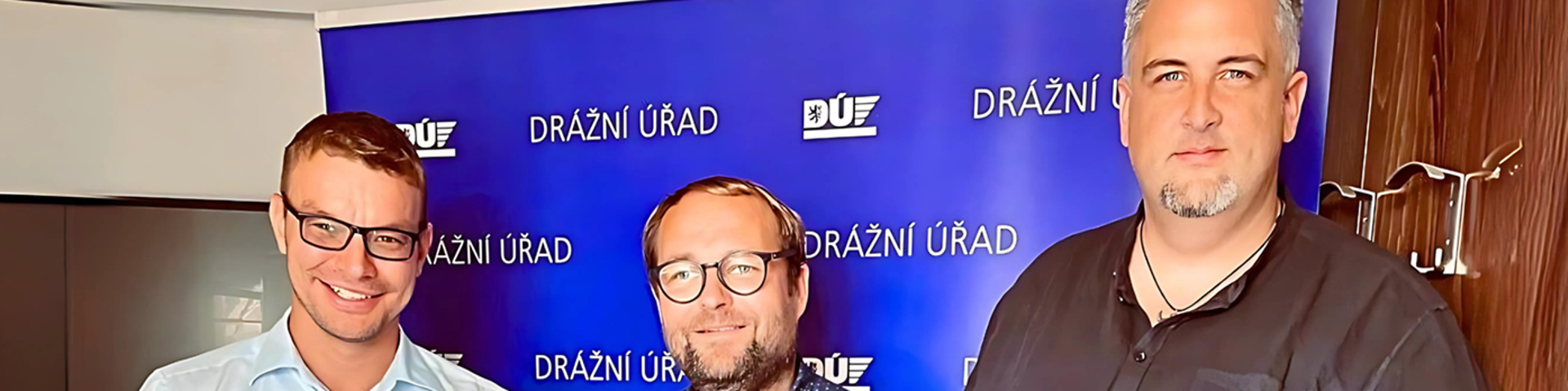 Tři muži s osvědčením o akreditaci