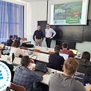 Dva lidé z DB Cargo Czechia před skupinou studentů VŠE.