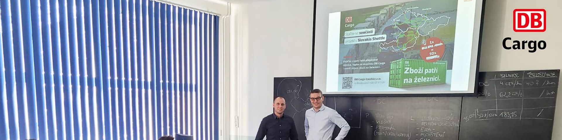 Dva lidé z DB Cargo Czechia před skupinou studentů VŠE.