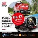 Two people of DB Cargo Czechia in front of a group of students from VSE.